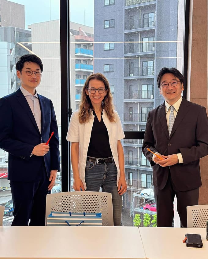 Koki Tanaka, dr. Vesna Kaloh in prof. Keiichi Tsukinoki, D.D.S., Ph.D. v Dentalni univerzi Kanagawa na Japonskem
