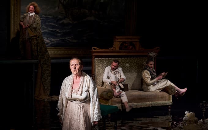 Novo različico drame Plešasta pevka, ki je v petdesetih letih 20. stoletja utemeljila nov žanr gledališče absurda, je režiral Jagoš Marković.