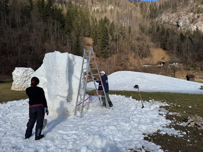(FOTO) Gradovi kralja Matjaža prestavljeni, vseeno pa v Črni nastajata skulpturi izpod rok Mongolcev in Andorcev
