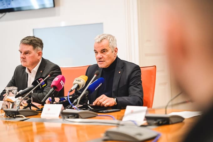 Celovito prenovo javnega potniškega sistema v Mariboru sta predstavila direktor Marproma Ranko Šmigoc in župan Aleksander Saša Arsenovič.