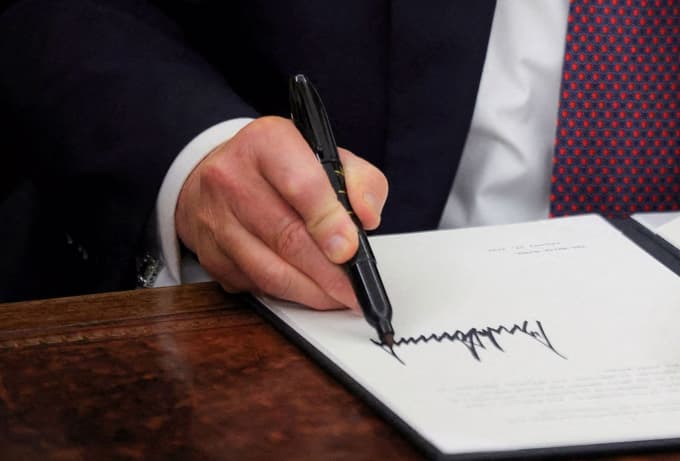 Trump je že januarja lani pomilostil številne posameznike, ki so bili povezani z vdorom v Kapitol.