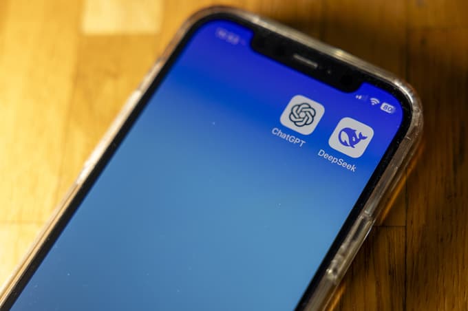 DeepSeek proti ChatGPT: Spraševali smo ista vprašanja, dobili pa različne odgovore