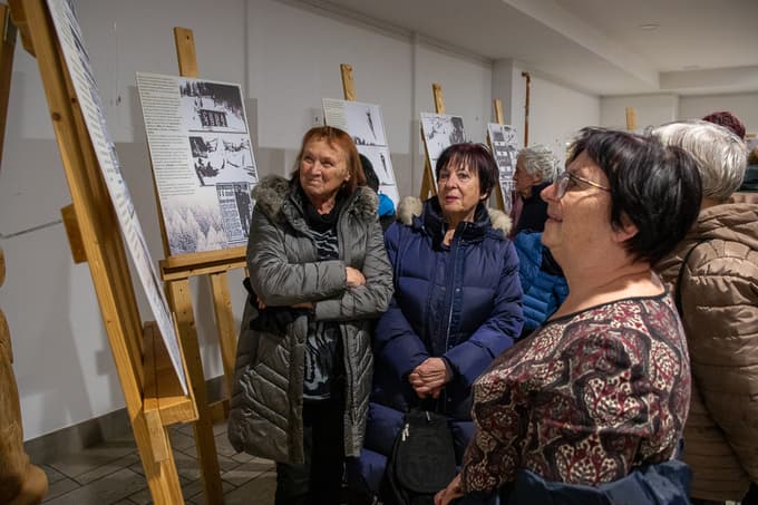Razstava je pritegnila veliko pozornost. Otvoritve se je udeležilo več kot 50 ljudi iz Črne, a tudi iz Maribora, od koder je "pripotovala" razstava.