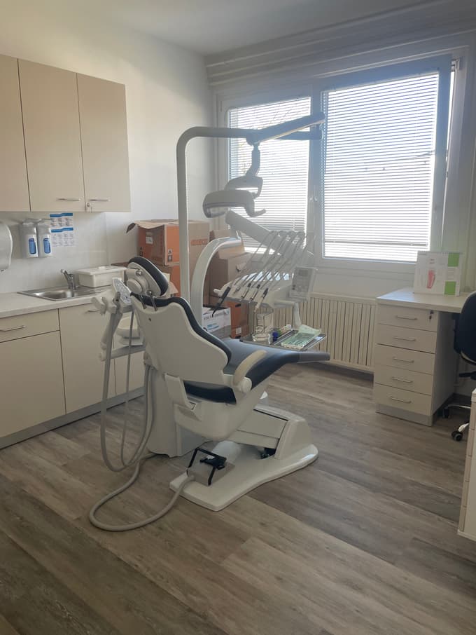 Občina je v začetku z nekaj tisočaki prostore prepleskala in zamenjala pode, Zdravstveni dom Ptuj pa je v vrednosti 50.000 evrov zagotovil opremo.