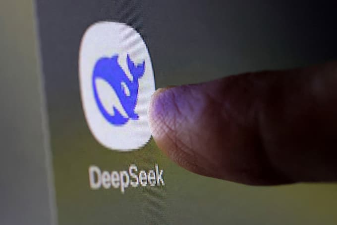 DeepSeek proti ChatGPT: Spraševali smo ista vprašanja, dobili pa različne odgovore