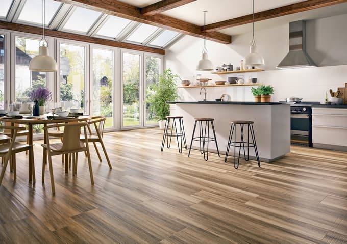 Keramične ploščice so izjemno trpežne, odporne proti vlagi, praskam in madežem, vendar so po drugi strani trde in hladne na otip.