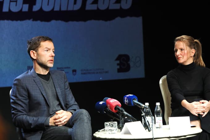 Umetniški direktor Borštnikovega srečanja Aleš Novak in selektorica Ajda Rooss ob predstavitvi tekmovalnega programa