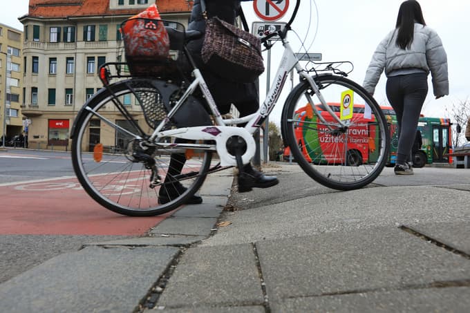 Pri Starem mostu so klančine sicer urejene, a so za invalidske vozičke precej strme. 