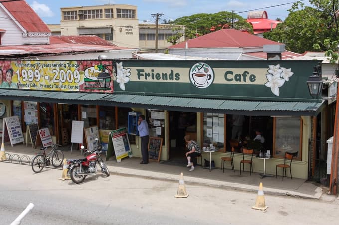 Kraji na Tongi so polni majhnih lokalov in prodajaln.