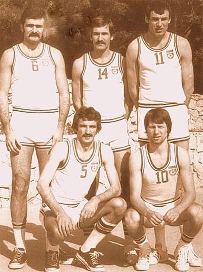 Zlati časi YU-košarke, od leve, stojijo: Vinko Jelovac, Dražen Dalipagić, Krešimir Čosić, čepita: Dragan Kičanović in Zoran Slavnić.