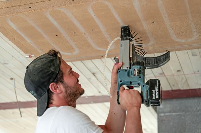 Stropno gretje je preprosto vgraditi z ilovnatimi ploščami za suhomontažno gradnjo.