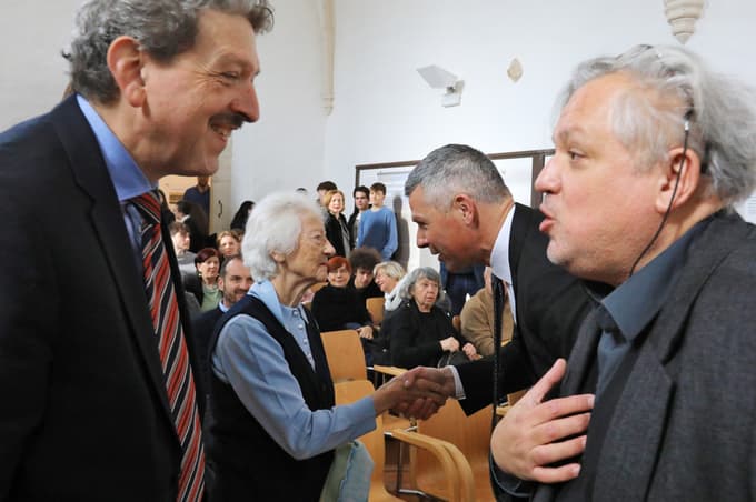 Na otvoritvi so se vneli zanimivi pogovori: spredaj med Petrom Japljem z ministrstva za zunanje in evropske zadev in soavtorjem razstave Borisom Hajdinjakom, zadaj med preživelo taboriščnico Jelko Šporin Šarh in evropskim poslancem Matjažem Nemcem.