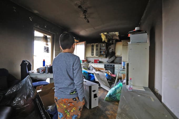 (FOTO) Po požaru sedemčlanska družina ostala brez vsega. Kako začeti znova?