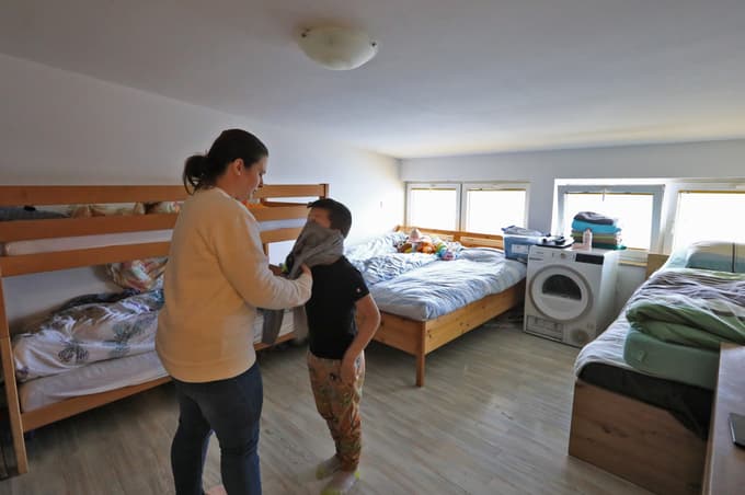 Njihovo stanovanje je majhno. Vsi spijo v eni sobi.
