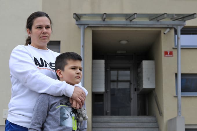 (FOTO) Po požaru sedemčlanska družina ostala brez vsega. Kako začeti znova?