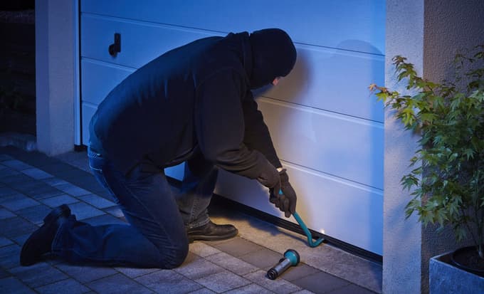 Ko so vrata zaprta, zaskočijo v nosilec tekalnega vodila pogona. Tako so v trenutku fiksno zapahnjena in zaščitena pred dvigovanjem.