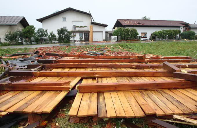Močan veter pogosto odkriva kritine. Razlog pogosto tiči v dotrajanosti kritine ali v nestrokovni montaži.
