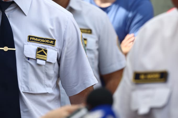 Pravosodni policist začetnik, ki je z novo plačno reformo s 1. januarjem letos uvrščen v 11. plačni razred, dobi 1685 evrov bruto plače na mesec brez dodatkov, kot so dodatki za izmensko, nočno, nadurno delo ...