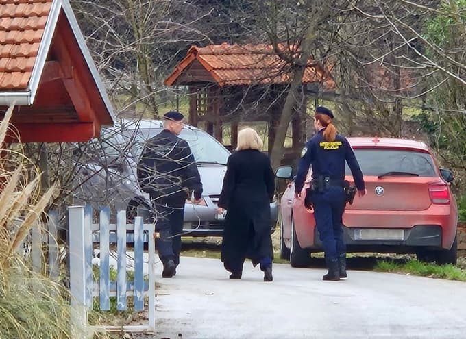 Hrvaski organi pregona so februarja letos zaradi suma zlorabe polozaja in pooblastil aretirali poslanko Socialdemokratske stranke (SDP) in predsednico Zveze slovenskih drustev na Hrvaskem Barbaro Antolić Vupora.