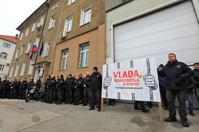 (FOTO in VIDEO) Protest pravosodnih policistov: "Razmere v zaporih so dosegle kritično točko"