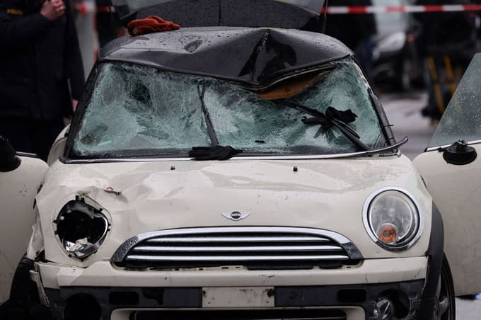 (FOTO) Avto v Münchnu zapeljal v množico: Ranjenih najmanj 28 ljudi, med njimi tudi otroci