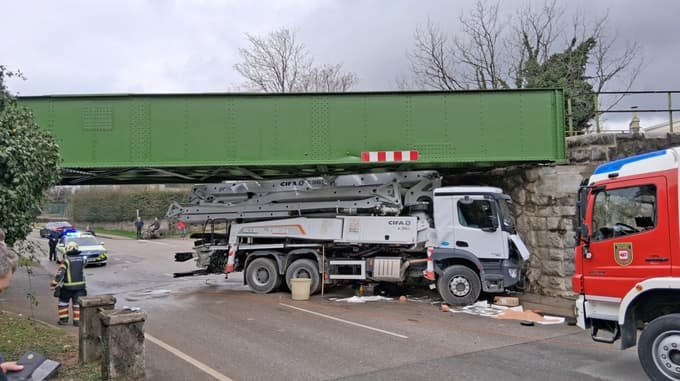 (FOTO) Novo trčenje črpalke za beton v most v Solkanu, isti voznik je bil pod vplivom opiatov