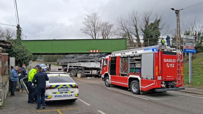 (FOTO) Novo trčenje črpalke za beton v most v Solkanu, isti voznik je bil pod vplivom opiatov