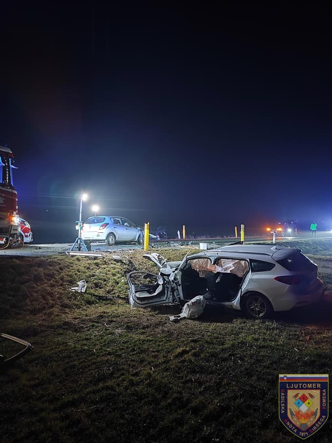 (FOTO) Hude poškodbe: Pri Noršincih voznica zapeljala na nasprotni pas in čelno trčila v drugo vozilo