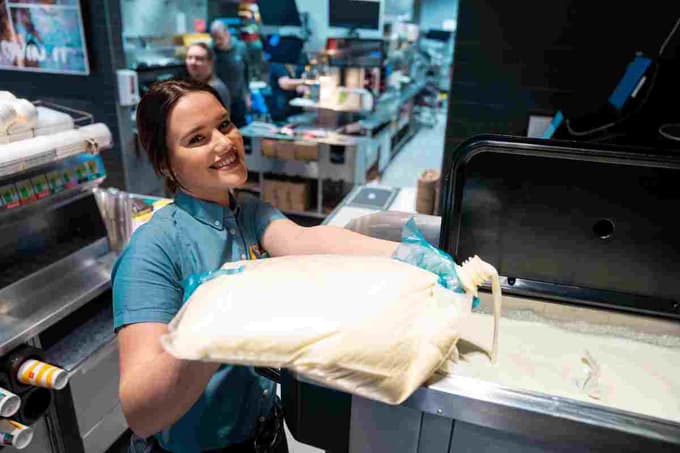 Sladoled pripravljajo sprotno iz svežega mleka. 