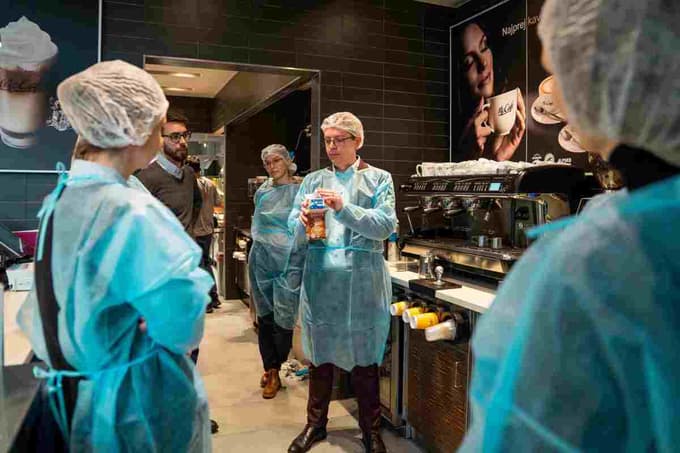 Sodelujejo tudi s številnimi lokalnimi dobavitelji kot so Ljubljanske mlekarne, Perutnina Ptuj, Mercator Emba in drugi. 