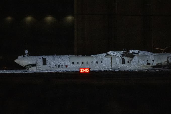 (FOTO in VIDEO) Zaokrožil je posnetek pristanka v Torontu: Po sreči v nesreči letala družbe Delta v bolnišnico 18 ljudi