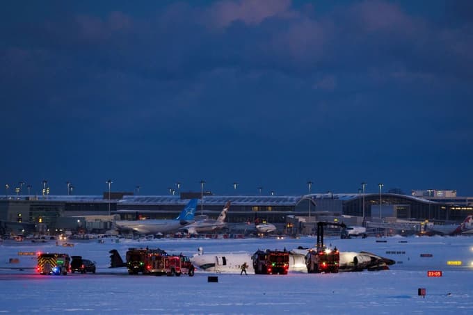 (FOTO in VIDEO) Zaokrožil je posnetek pristanka v Torontu: Po sreči v nesreči letala družbe Delta v bolnišnico 18 ljudi