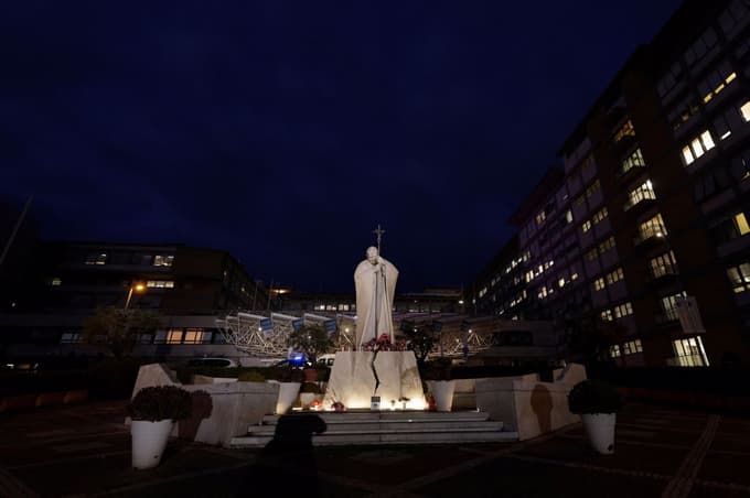 Pred rimsko bolnišnico, v kateri zdravijo papeža, je vsak dan več vernikov in tudi medijskih ekip. 