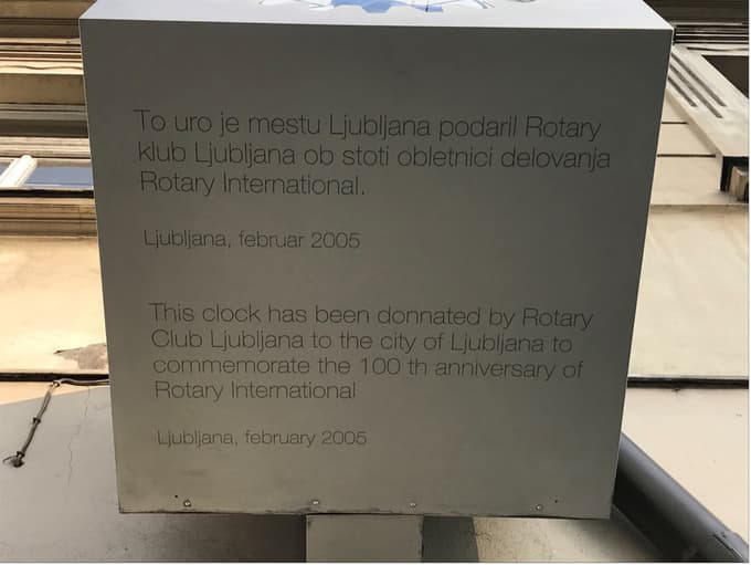 Uro je Ljubljani podaril Rotary klub Ljubljana ob stoti obletnici delovanja Rotary International.