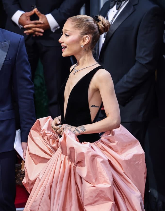 (FOTO) Zaskrbljujoče: 31-letna pevka s svojo postavo šokirala oboževalce