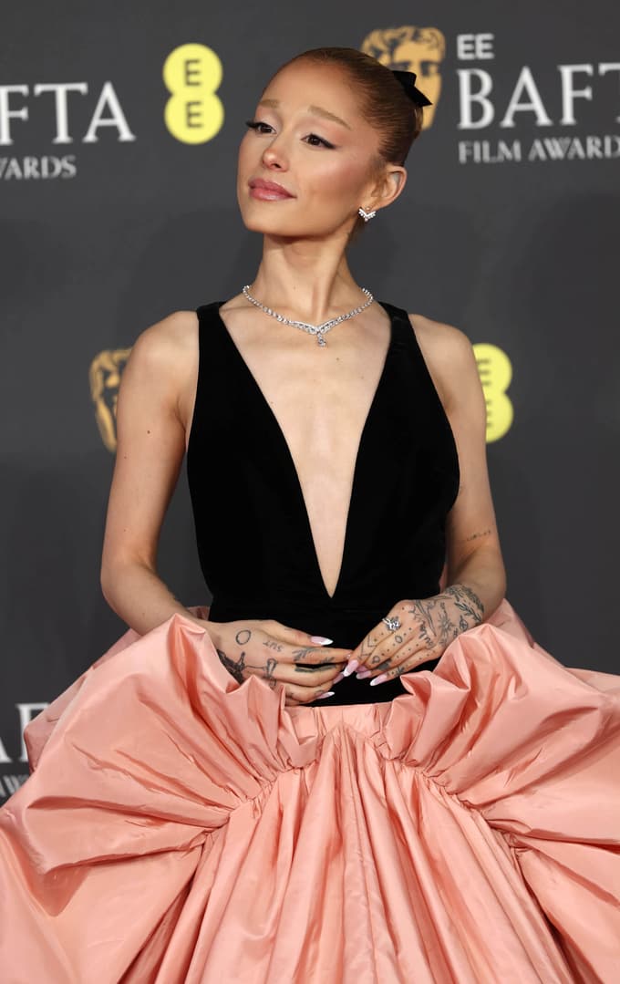 (FOTO) Zaskrbljujoče: 31-letna pevka s svojo postavo šokirala oboževalce