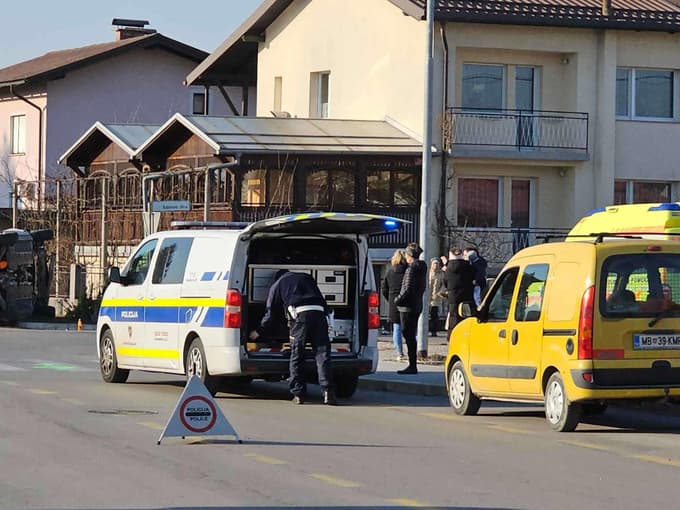 (FOTO) Prometna nesreča v Šarhovi ulici v Mariboru: Dve vozili v ograjo hiše, eno je končalo na boku