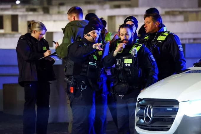 (FOTO) V napadu z nožem pri spomeniku holokavstu v Berlinu huje ranjen moški