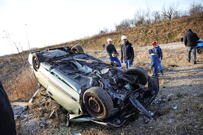 (FOTO) To ostane od avtomobila pri trčenju s 120 kilometri na uro