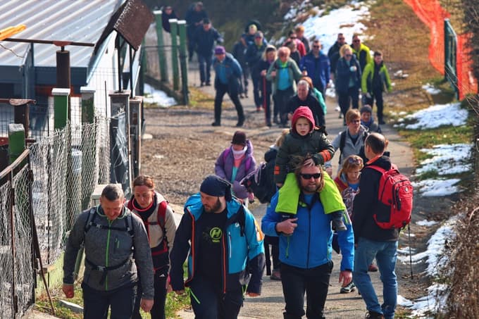 (FOTO) V Kamnici na pohodu Na noge za družino v stiski zbrali skoraj 5500 evrov