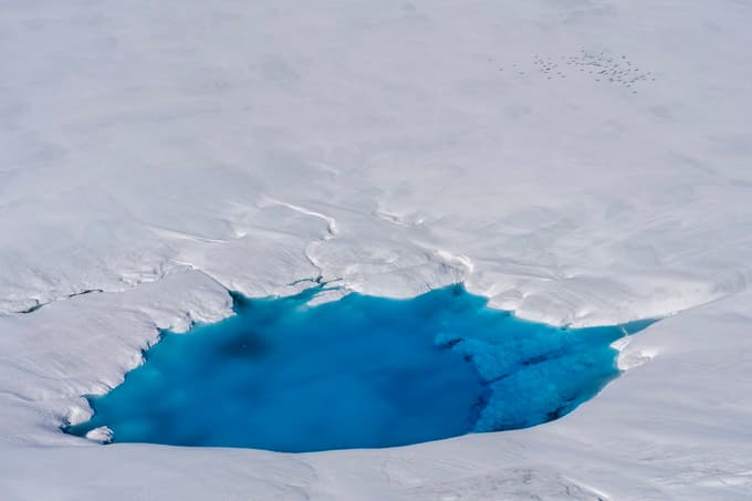 Desetletja je bil edini način za vpogled pod antarktični led uporaba radarjev, nameščenih na letala.
