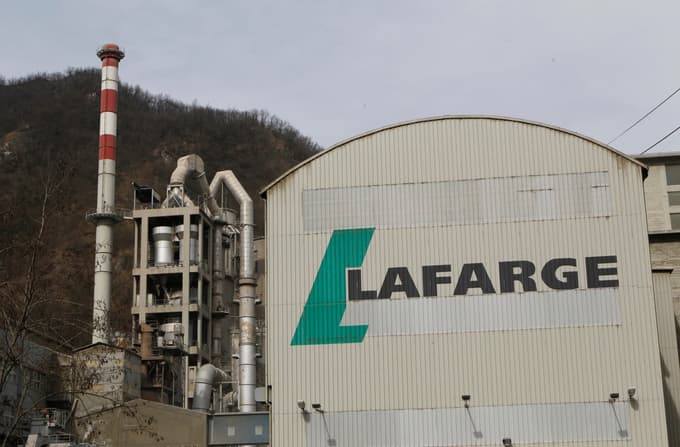 Multinacionalka Holcim je v današnji obliki nastala leta 2015 z združitvijo francoske skupine Lafarge in švicarskega Holcima.