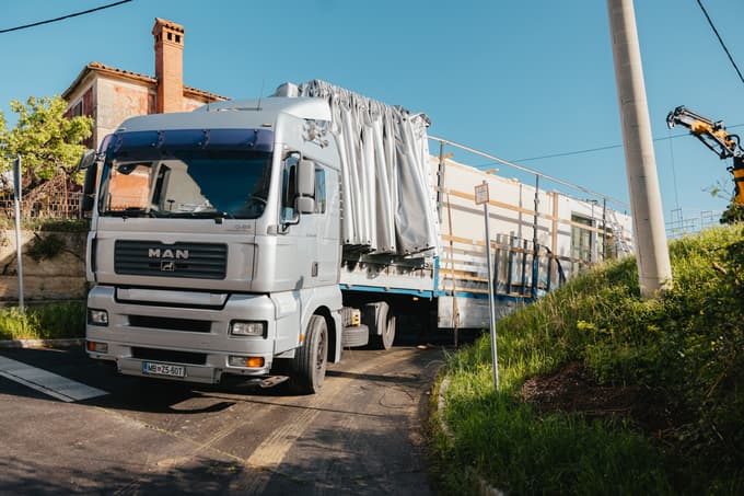 Ko so temelji pripravljeni, sledita transport in montaža predizdelanih elementov.