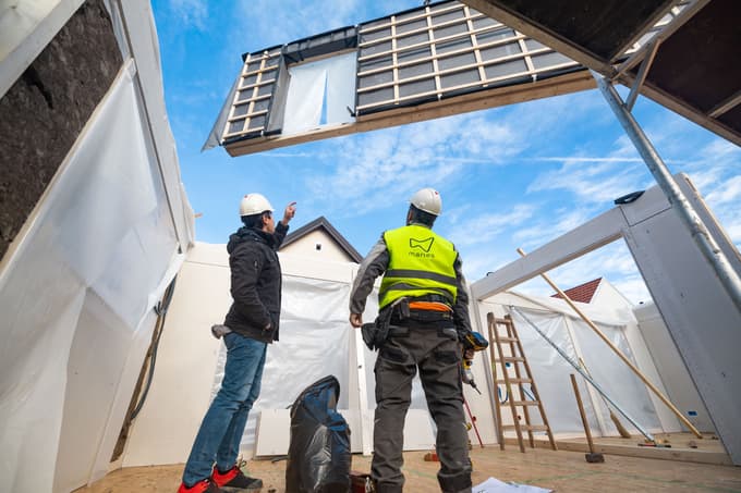 Zunanje in notranje stene, strope ter strešno konstrukcijo na gradbišču postavijo z avtodvigalom.