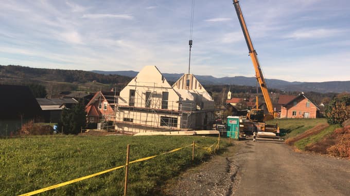 Med montažo, ki običajno traja le nekaj dni, se postavi ovoj hiše. Na fotografiji Lumarjeva hiša.