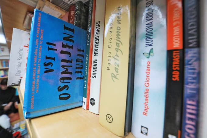 Maribor - Zagrebška cesta - Kultura - Knjižnice - Knjižnica Tezno - Mariborska knjižnica - Potujoča knjižnica - avtobus - knjige - izposoja knjig - novinarska konferenca ob 50. obletnici potujoče knjižnice - bibliobusa Mariborske knjižnice, na kateri sta med drugim sodelovala direktor Mariborske knjižnice Klemen Brvar in vodja enote Potujoča knjižnica - bibliobus Mojca Gomboc - Ilustracija - Tematika - branje - knjižne police - literatura - Literatura -