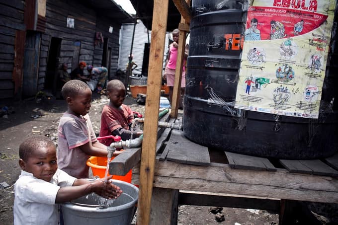 Najprej so zaradi skrivnostne bolezni umrli trije otroci, ki so pojedli netopirja. Fotografija je simbolična.