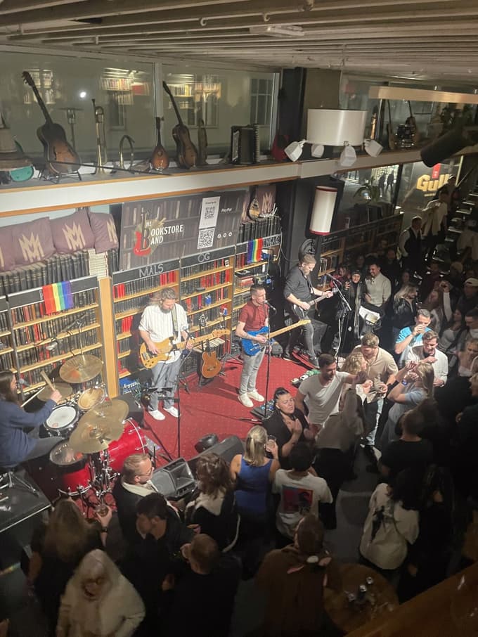 Knjigarna Hús máls og menningar v centru Reykjavika vsak večer postane prostor za koncerte.