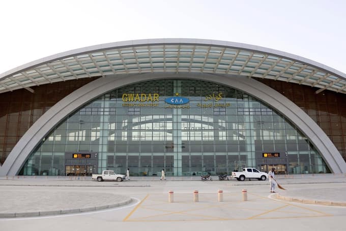 (FOTO) Najbolj skrivnostno letališče: Zgradili so ga sredi ničesar, vse blešči od luksuza, letal in potnikov pa ni