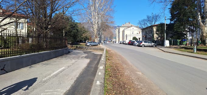 Zid nakazuje mejo med nekdanjima državama.